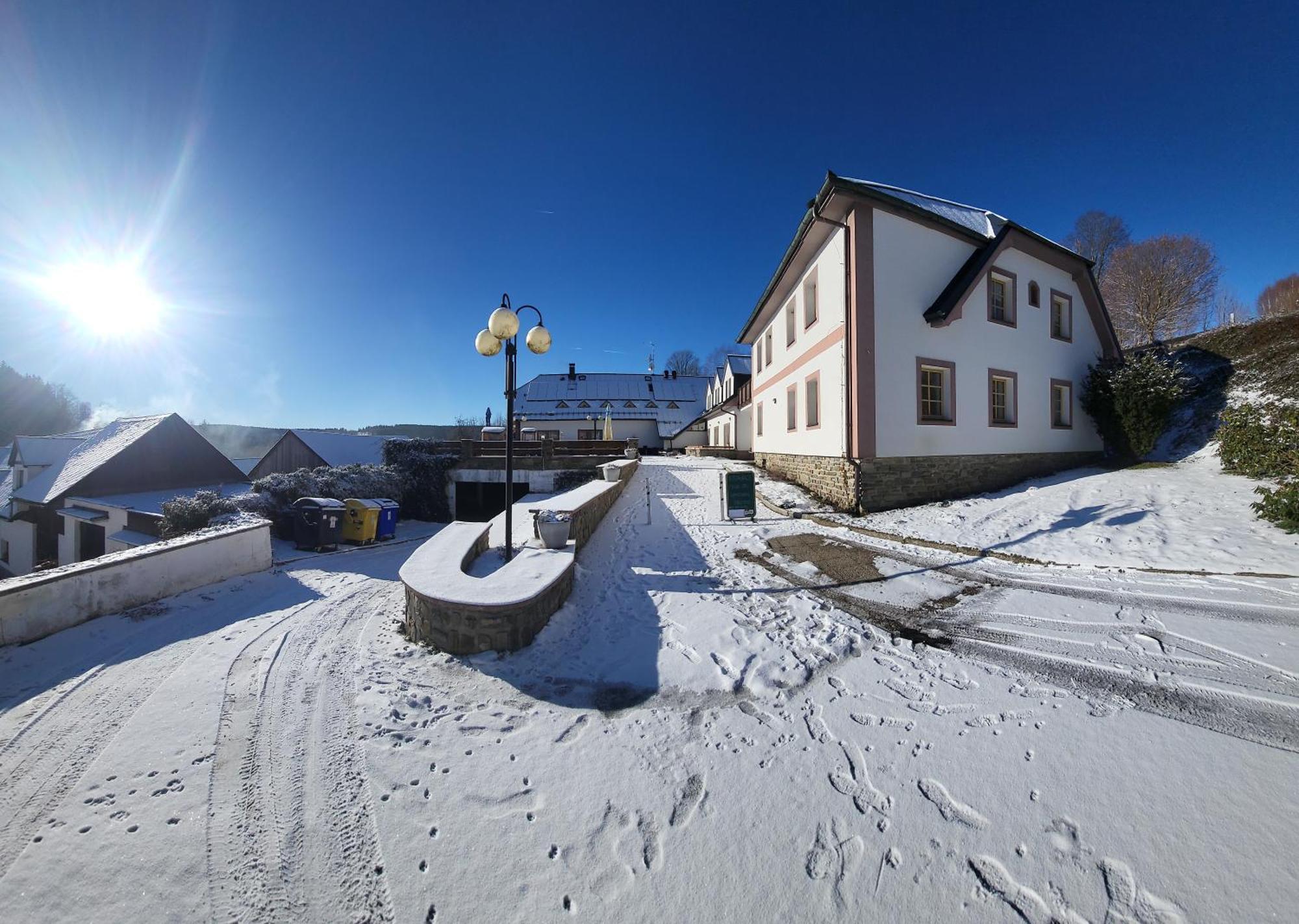 Hotel Zlaty Potok Nicov  Экстерьер фото
