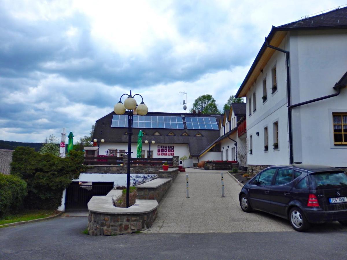 Hotel Zlaty Potok Nicov  Экстерьер фото